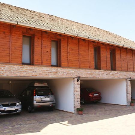 Vararok Apartman Jula Exterior foto
