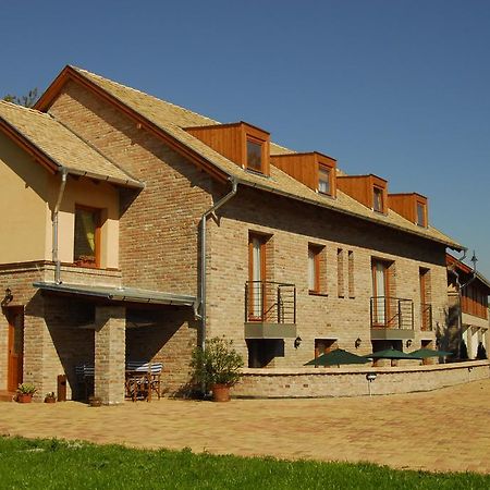 Vararok Apartman Jula Exterior foto