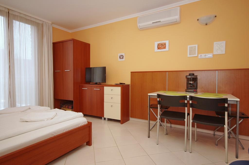 Vararok Apartman Jula Exterior foto