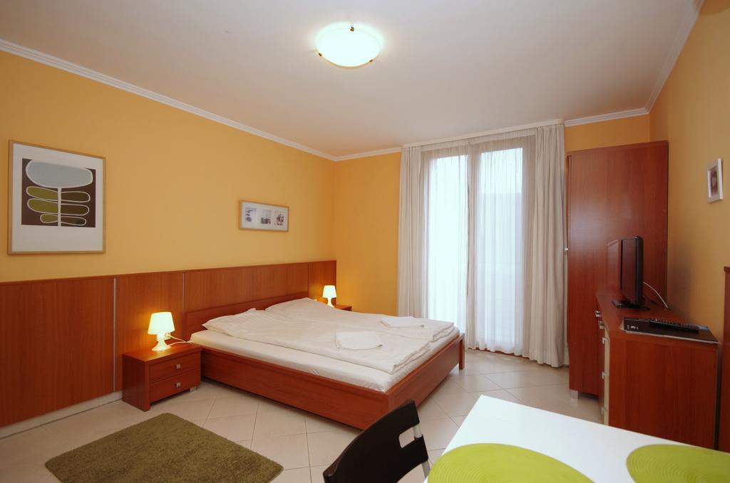Vararok Apartman Jula Exterior foto