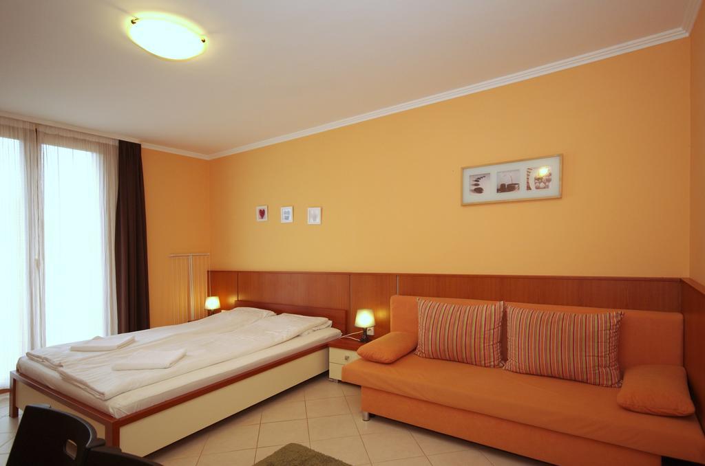 Vararok Apartman Jula Exterior foto