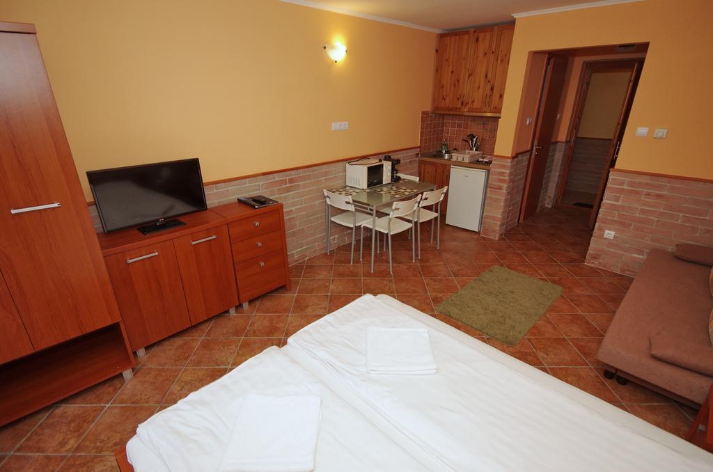 Vararok Apartman Jula Exterior foto
