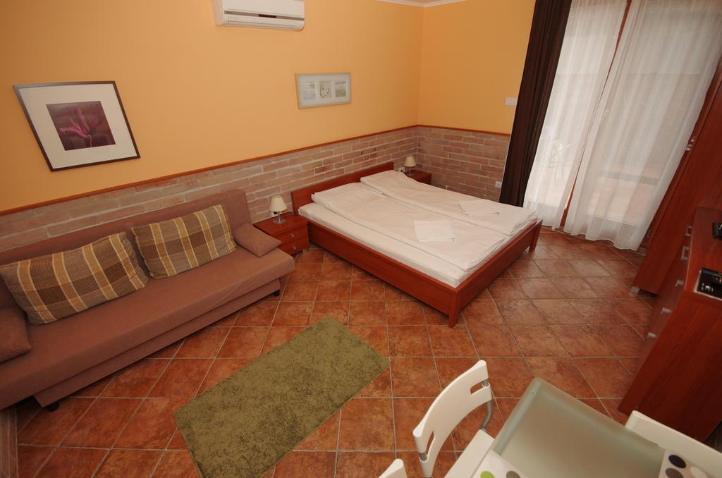 Vararok Apartman Jula Exterior foto