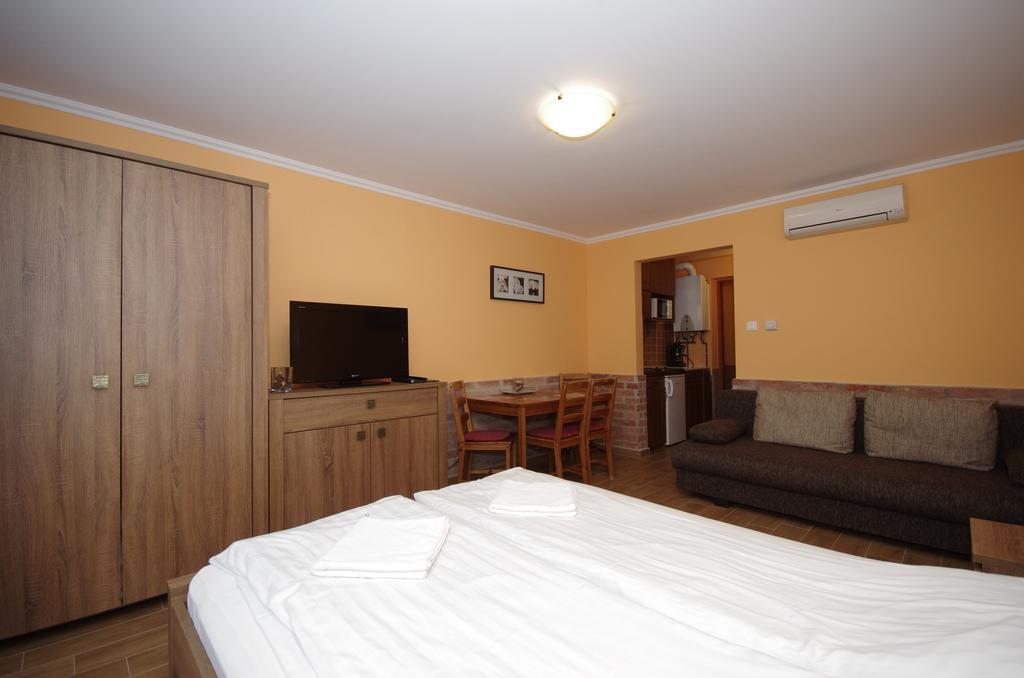 Vararok Apartman Jula Exterior foto