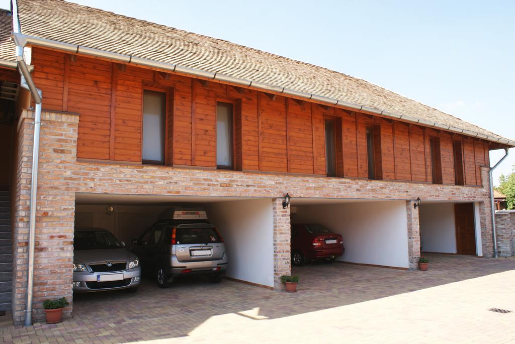 Vararok Apartman Jula Exterior foto