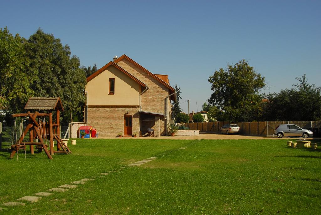 Vararok Apartman Jula Exterior foto