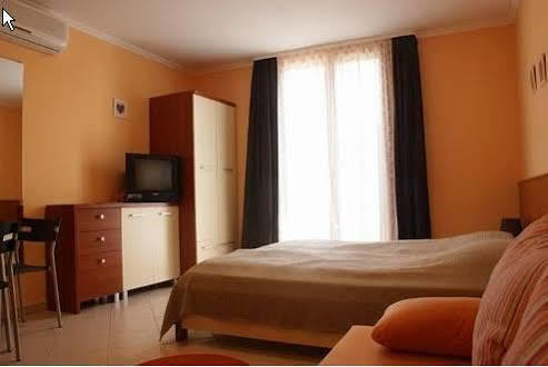 Vararok Apartman Jula Exterior foto