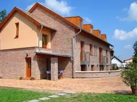 Vararok Apartman Jula Exterior foto